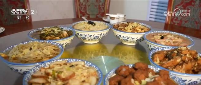 陸各地特色民俗殺年豬、吃刨湯、包雪餃、八大碗拉滿新春年味兒。圖為承德豐寧滿族八大碗。（大陸央視）