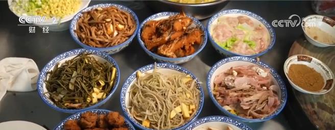 陸各地特色民俗殺年豬、吃刨湯、包雪餃、八大碗拉滿新春年味兒。圖為承德豐寧滿族八大碗。（大陸央視）