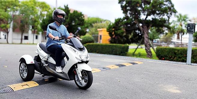 台东县政府运用閒置机车改造为适合肢体障碍或平衡感不佳者的三轮机车。（台东县政府提供／萧嘉蕙台东传真）