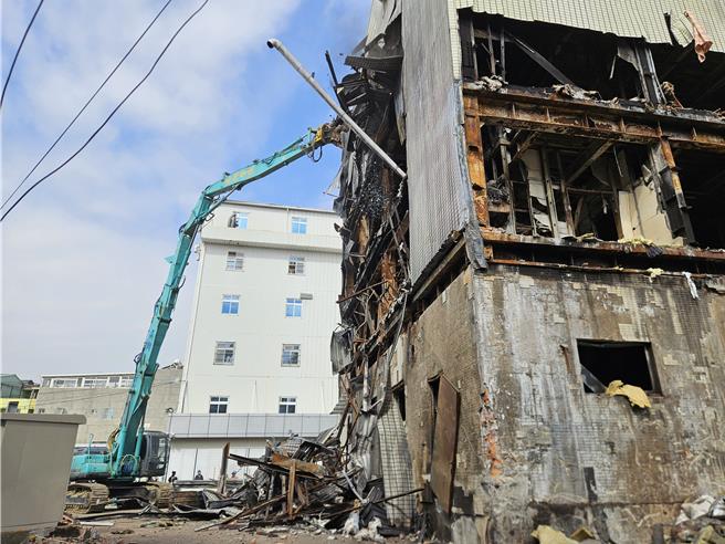 東港安泰醫院大火，曝露出嚴重違建，屏東縣政府14日進行拆除，屏東地檢署則朝過失致死、偽造文書偵辦。（羅琦文攝）