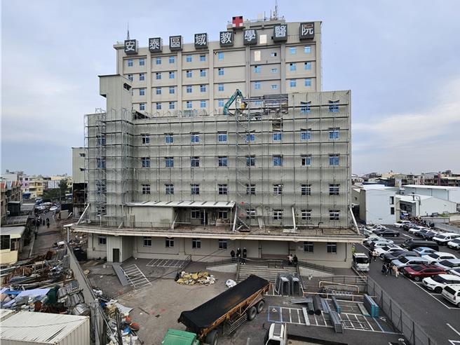 東港安泰醫院大火，曝露出嚴重違建，屏東縣政府14日進行拆除，屏東地檢署則朝過失致死、偽造文書偵辦。（羅琦文攝）