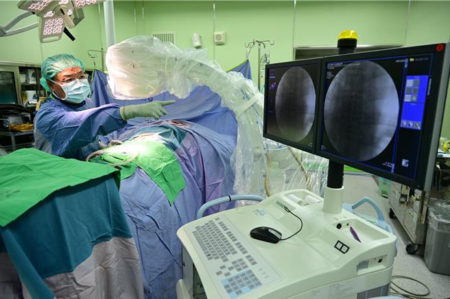  68岁吴先生脊椎压迫受伤，为了家计咬牙苦撑，近年严重到瘫痪在床，高昂手术费却让患者却步，幸藉由亚大医院神经外科名医林志隆多年前创立的「台中市爱相髓脊髓神经病变关怀协会」协助，解决燃眉之急获得治疗。（亚大医院提供／潘虹恩台中传真）