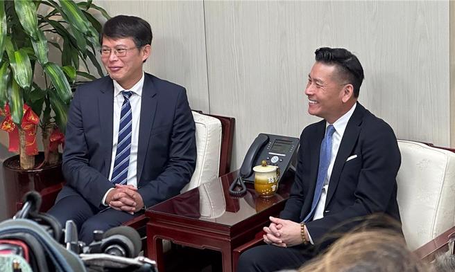 针对民眾党前立委蔡壁如建议在2026选战参选新竹市长一事，民眾党代理主席黄国昌（左）14日表示，着眼的不是只有新竹市，每一个人都要就最佳战斗位置。（丁上程摄）