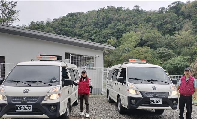 動保處新式2輛自排動保稽查管制車上路。（新北市動保處提供）