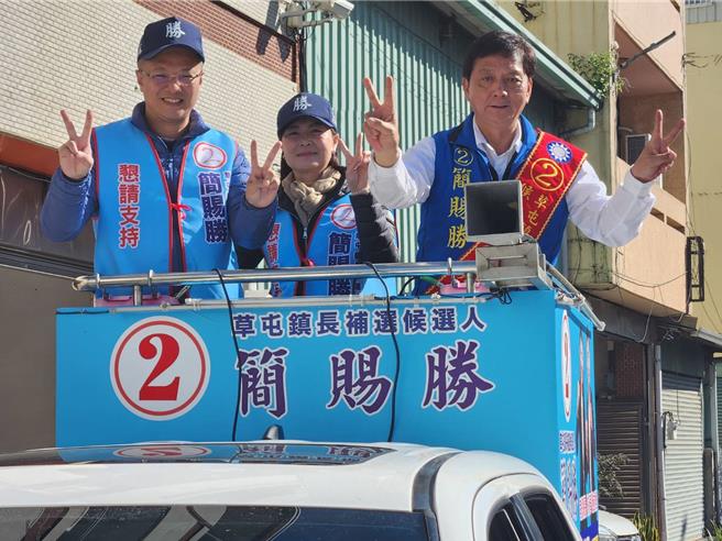 南投縣草屯鎮長補選藍營候選人簡賜勝已辭去議員，他在南投市長張嘉哲等人陪同下車掃拜票，（簡賜勝提供／楊靜茹南投傳真）