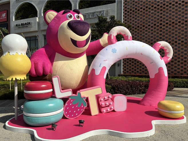 三井OUTLET台南店可见到皮克斯主题造景，2月3日至2月9日完成集章与指定任务，可兑换皮克斯限量礼品。（三井提供／朱世凯台北传真）