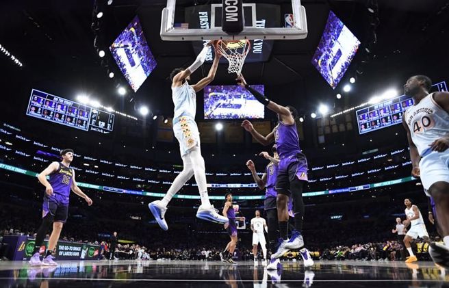 马刺文班亚马灌篮得分。（美联社）