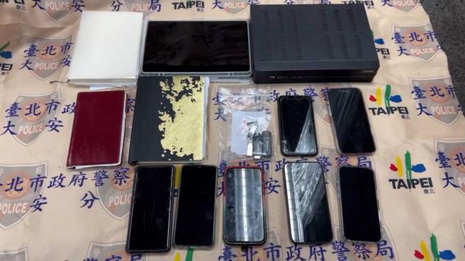 警方從王姓作家住處查扣手機、筆記型電腦、隨身硬碟、筆記本等證物，訊後依殺人罪嫌移送北檢偵辦。（圖 / 劉詠韻翻攝）