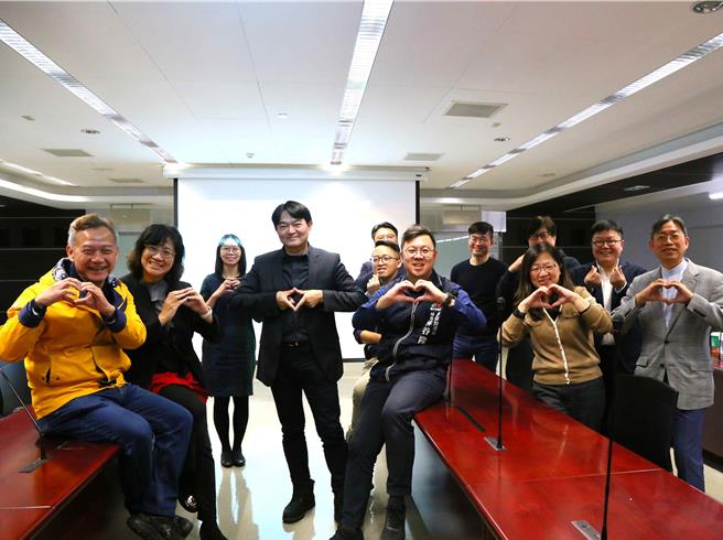 東海還攜手台灣新媒體科技與教育協會、台中市政府數位發展局局長林谷隆，將推動「AI海明威深度閱讀與媒體素養」青年課程計畫。（校方提供／李京昇台中傳真）