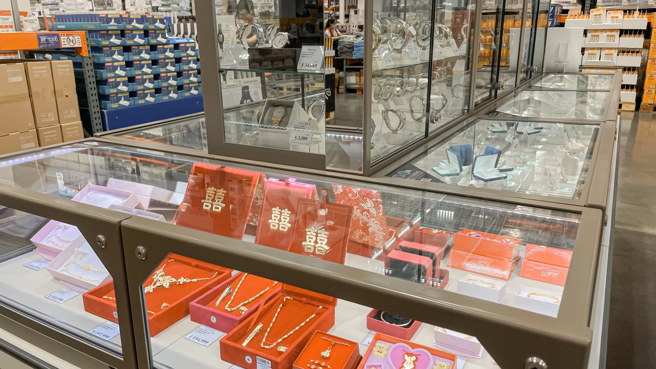 網友在好市多買24K黃金手環，隨後又到銀樓轉賣，貼文掀起討論。（示意圖，記者楊雅婷／攝影）