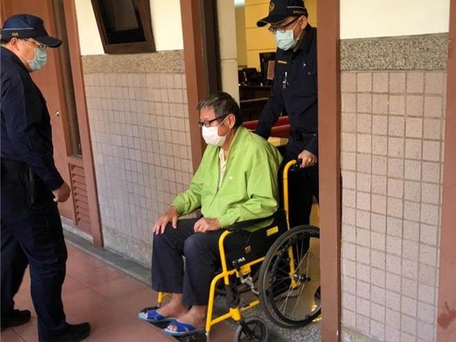 慶富集團2013年承包海巡造艇詐貸兆豐銀行1.4億元，董事長陳慶男（坐輪椅者）二審判刑5年4月。（本報資料照片／郭良傑高雄傳真）