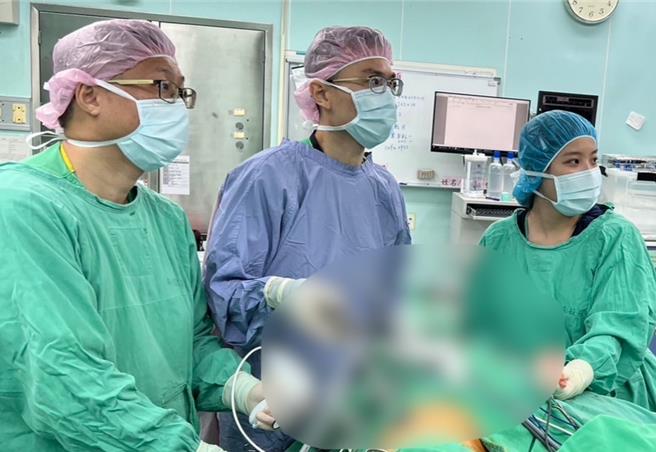 南投医院帮曾全胃切除的食道癌患者，摘除肿瘤并截取右侧部分大肠重建食道，术后已出院返家并可开口进食。（南投医院提供／杨静茹南投传真）