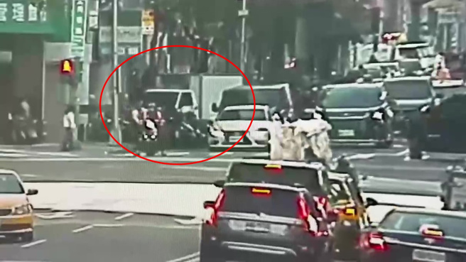 赖姓男子驾驶租赁小货车，由西向东行驶途中，疑似因恍神未注意前方车况，导致车头撞上南京东路三段223巷南往北行驶的刘姓男子所骑机车左侧车身，随后失控衝进路边机车停车格，波及24辆机车。（翻摄画面）