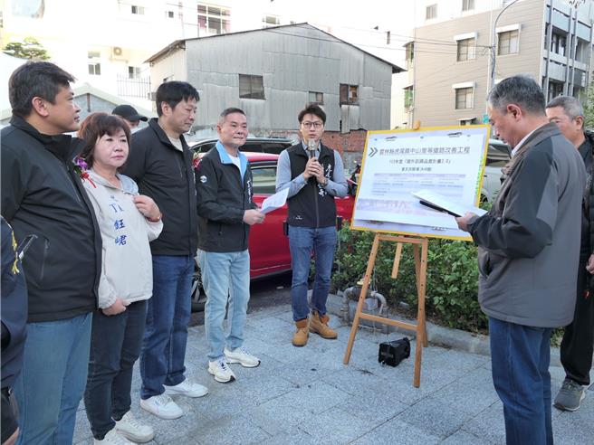 立委丁学忠（左四）14日邀国土署副署长于望圣等人，前往云林沿海乡镇会勘，强调县府所提报的「提升道路品质计画2.0」案已通过初审，希望国土署尽速核定1.48亿元经费。（张朝欣摄）