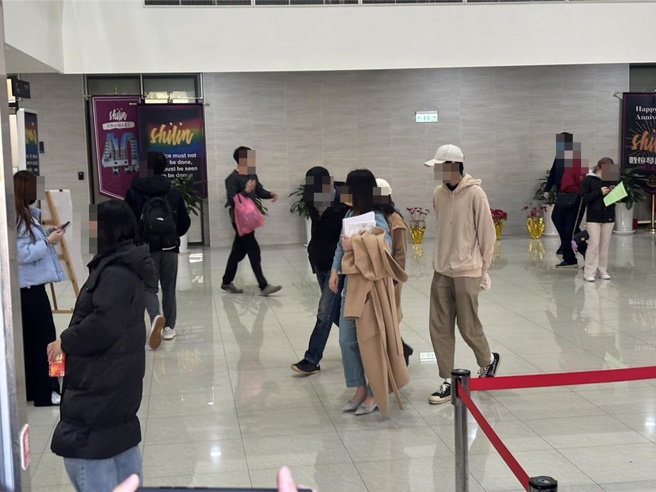 17歲少女遭餐廳主管性侵後抑鬱輕生，其母親14日進入士林地檢署作證。（民眾提供）