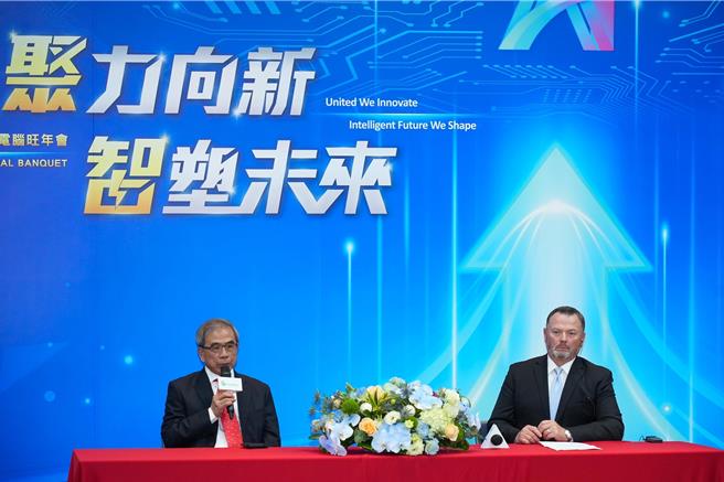 仁宝电脑董事长陈瑞聪（左）、总经理Anthony Peter Bonadero（右）14日尾牙会前举行记者会，针对今年AI伺服器业务，给出15至20％成长的展望。（图／罗永铭摄）