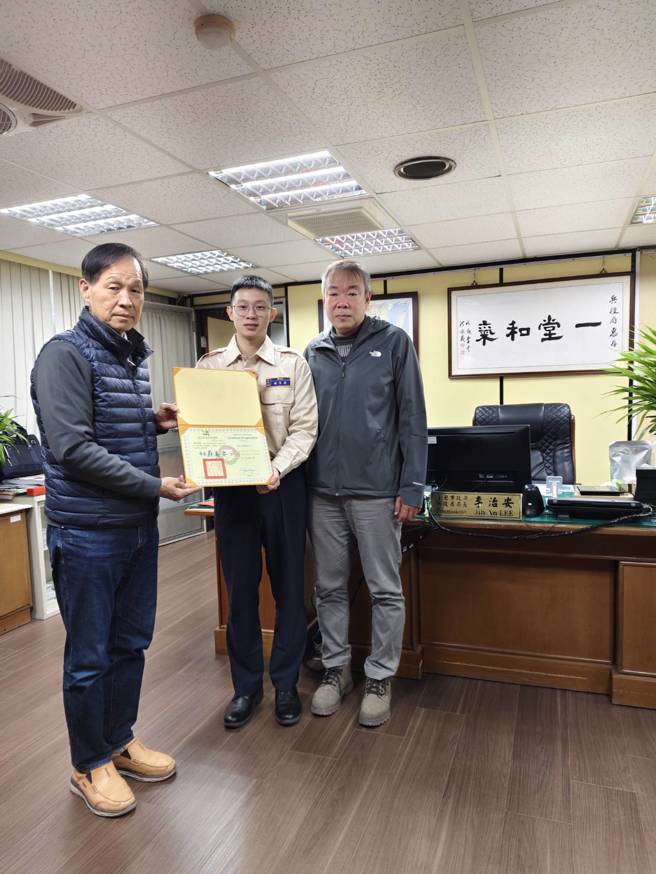 兵役局李治安局長代表市長辦頒發感謝狀。(大安區公所提供)