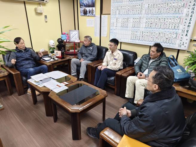 李治安局長與役男及家長話家常（右一替代役中心主任宋百炘、兵役局主任秘書吳銘宗）。(大安區公所提供)