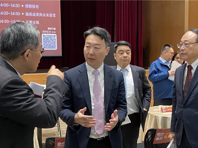 對於旅宿業一次性備品爭議，交通部長陳世凱（中）說，觀光署和旅宿業都是配合限塑政策，也希望國人能一同支持。（陳祐誠攝）