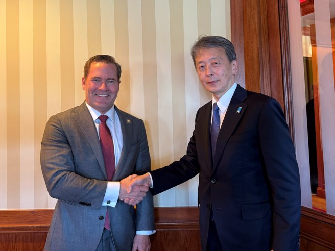 2025年1月14日，日本外務省副相岡野正敬與美國共和黨籍眾議員沃茲會晤。（日本外務省）