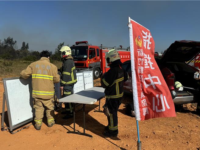 新竹县消防局接获坑子口靶场火警案件，派遣12车27人前往救援。（竹县消防提供／邱立雅竹县传真）