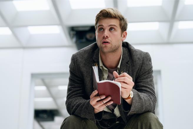 《真愛挑日子》影集版英倫小鮮肉李奧伍道爾化身天才研究生。（Apple TV＋提供）