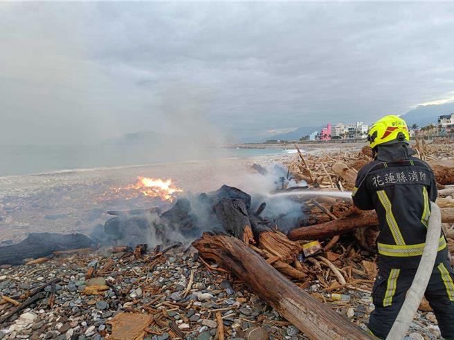 花蓮市北濱海灘漂流木起火燃燒，3小時才將火勢撲滅。（花蓮縣消防局提供／王志偉花蓮傳真）
