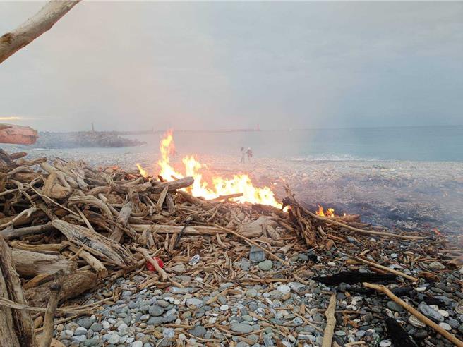 花蓮市北濱海灘漂流木起火燃燒，3小時才將火勢撲滅。（花蓮縣消防局提供／王志偉花蓮傳真）