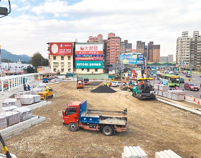 新北市土城區下月啟用的土城永寧轉運站向台北市捷運局無償借用而建，有議員憂心會被收回。新北市交通局回應，雙北市府經協調確認短期不會有其他土地使用計畫，且合約到期仍可續約才投入資源興建，不會有浪費情況。（新北市交通局提供／柯毓庭新北傳真）