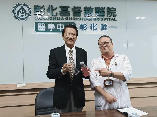 彰化胃肠科名医郑光人（左）分享确诊膀胱尿路上皮癌第三期，进行标靶及免疫治疗过程肿瘤缩小情况。（叶静美摄）