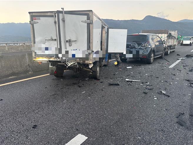 国道5号北向32公里处左右，14日下午5时10分发生8辆车追撞事故。（警方提供／吴佩蓉宜兰传真）