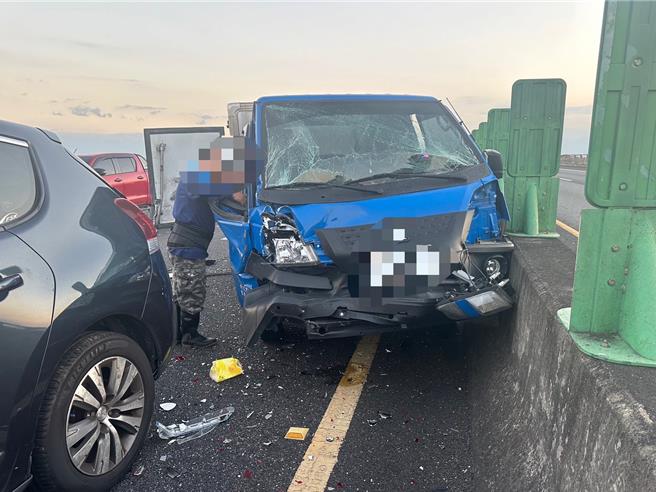 国道5号北向32公里处左右，14日下午5时10分发生8辆车追撞事故。（警方提供／吴佩蓉宜兰传真）