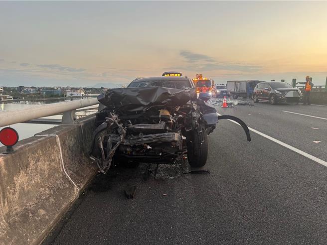 国道5号北向32公里处左右，14日下午5时10分发生8辆车追撞事故。（警方提供／吴佩蓉宜兰传真）