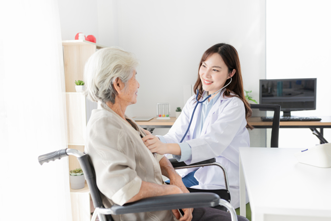 大陆有名阿嬷因为手腿出现网状纹路前去就医。（示意图：shutterstock／达志）