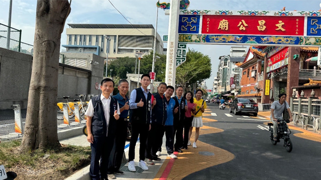 罢免团体在南屯运动中心门口说廖伟翔(左3)没政绩，但是南屯运动中心旁边的人行道就是廖伟翔的政绩。（廖伟翔提供）