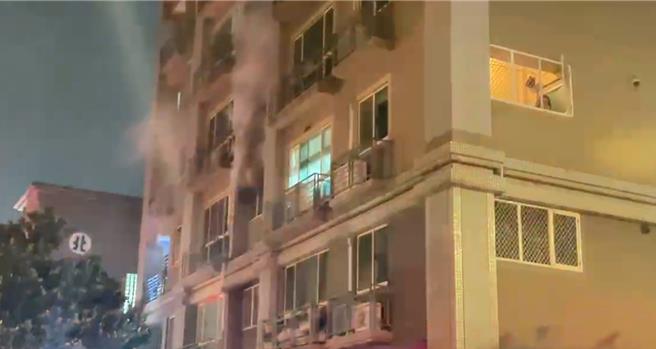 桃园平镇大楼传火警，2女1男获救预防性送医。(吕筱蝉摄)