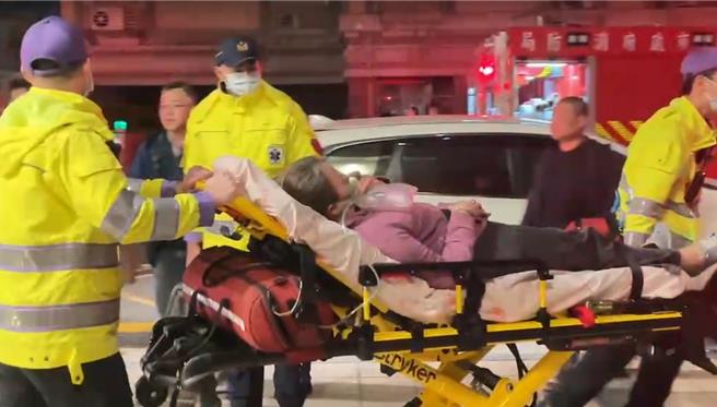 桃园平镇大楼传火警，2女1男获救预防性送医。(吕筱蝉摄)