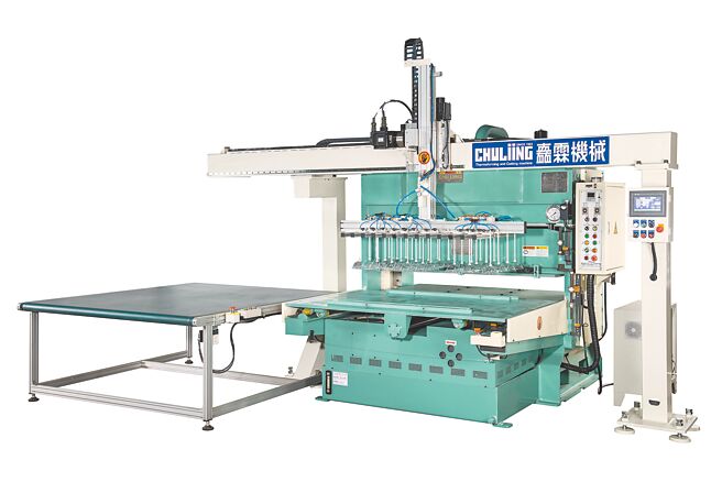 矗霖CSS-806-R裁断成品自动取出机械手臂设备，可连续自动取出由裁断机裁切完成后，如泡壳、杯盖，其成品井然有序的自动计数排列至自动输送带上，以便包装。图／业者提供