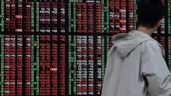 台股13日大跌523.53点，观察280檔ETF当日成交量表现，前三大都是台股高息ETF。图／本报资料照片