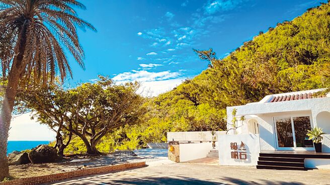 「船帆石No.1000」坐落在福容垦丁店Villa区的入口，呼应了碧海蓝天。图／福容垦丁店提供