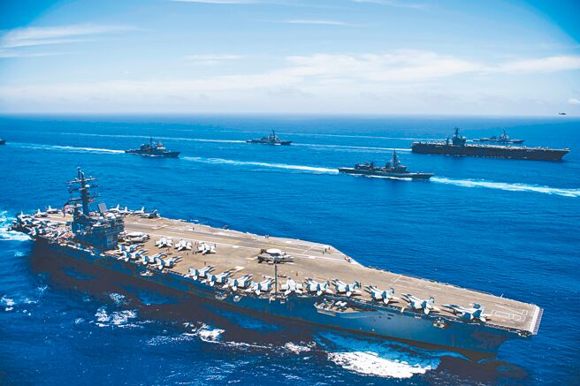 川普经济军师米兰支持将关税提高到20％至50％，若盟邦报復，美国可不尽协防义务；图为美国航母（前）与日本海上自卫队出云号，及来自加拿大和法国的水面部队于2023年在菲律宾海联合演习。（摘自美国航母雷根号推特）