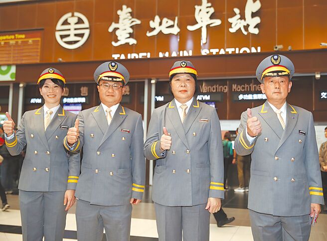 台铁公司董事长杜微13日强调，台铁其实有赚钱，是配合政策支出才会由盈转亏。图为台铁公司1日公布新制服。（本报资料照片）