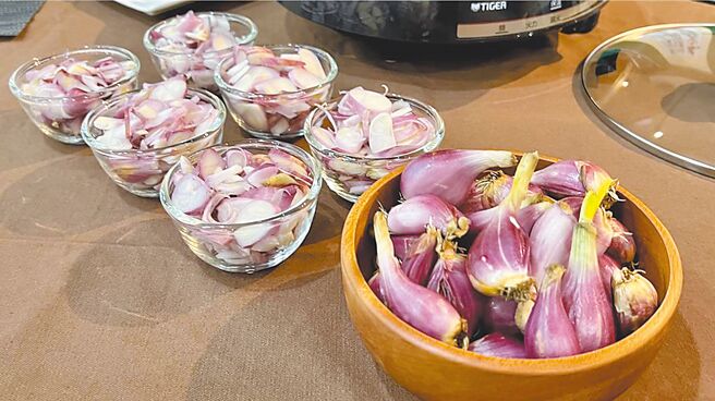 春節前紅蔥頭需求量增加，拉高台南北門紅蔥頭的產地收購價。（張毓翎攝）