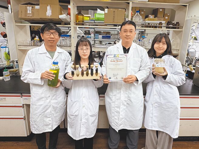 中山大學環境工程研究所教授張耿崚（右二）研究團隊合影。左起環工所越南籍博士生黃光譚、碩士生吳羿葶、教授張耿崚、碩士生張惠君。（中山大學提供／郭良傑高雄傳真）