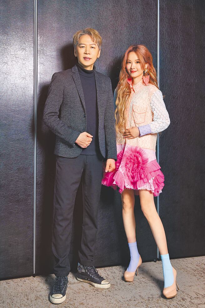 陈仪瑾（右）13日与恩师洪敬尧一同出席记者会。（无限愿景音乐工作室提供）