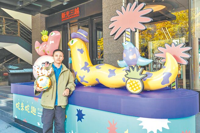 台灣知名藝術家徐至宏，以小蛇從蛋中孵化的概念為發想，為新光三越獨家打造「蛇來蛇趣空間藝術展」。（石智中攝）