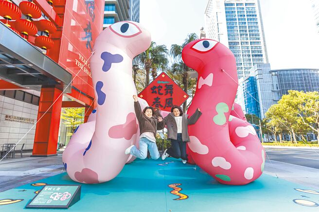 新光三越台北信義新天地A8「雙蛇之舞」，躍起如緞帶般的美麗姿態。（石智中攝）