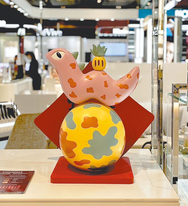 新光三越全台各店服務台、品牌櫃位有超過100件的「小蛋蛇」小型公仔。（新光三越提供）