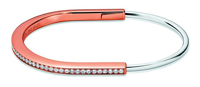 TIFFANY的Lock玫瑰金白金鑲鑽手環 。（Tiffany & Co.提供）