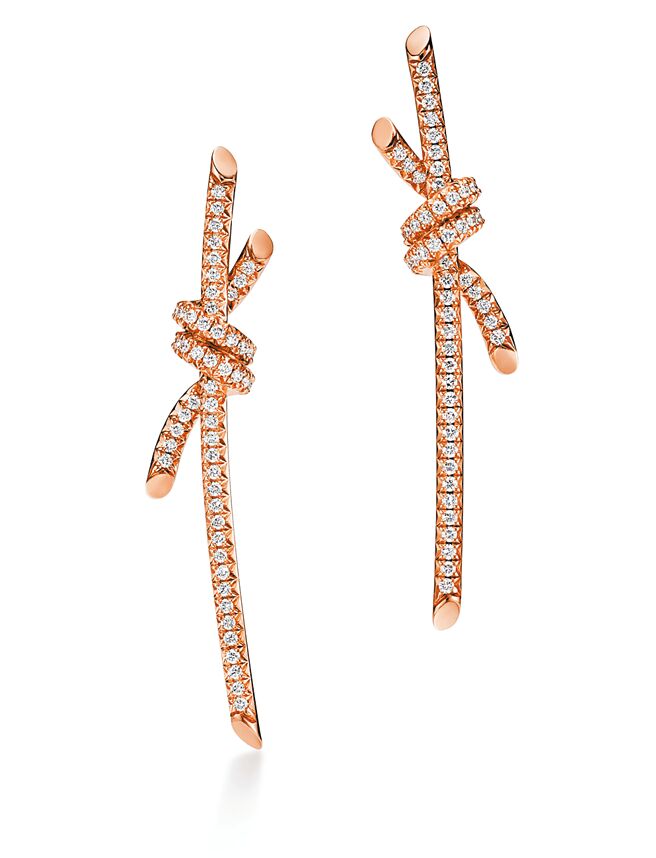 TIFFANY經典Knot系列玫瑰金鑽石耳環 。（Tiffany & Co.提供）